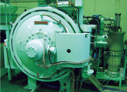 対流加熱付真空熱処理炉の写真