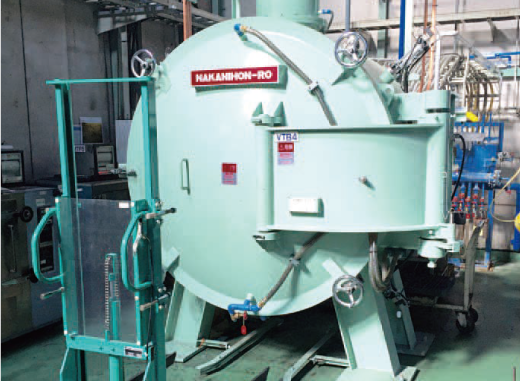 真空置換式焼戻炉の写真