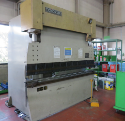 油圧プレス機の写真